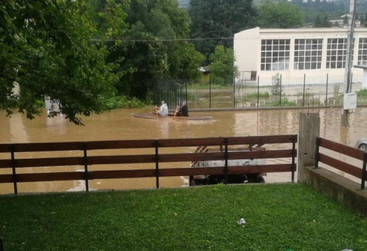 Тетевен потъна, водата се покачва с всяка минута, хората се придвижват с... кану (СНИМКИ)