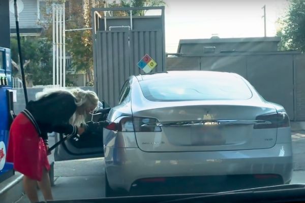 Как да заредиш Tesla на бензиностанция (ВИДЕО) Клип с неволите на руса дама стана хит в интернет
