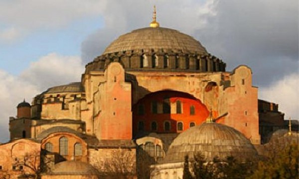 Турски депутат иска Св. София отново да стане джамия