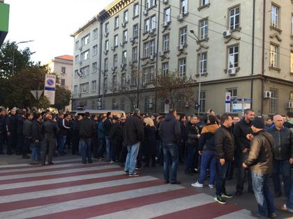 Напрежение! 1000 полицаи тръгват към парламента