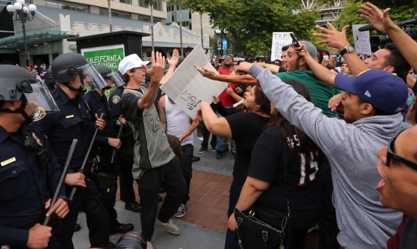 Десетки арестувани на митинг на Тръмп в Сан Диего