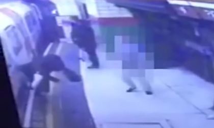 Японец бутна арабка в метрото в Лондон