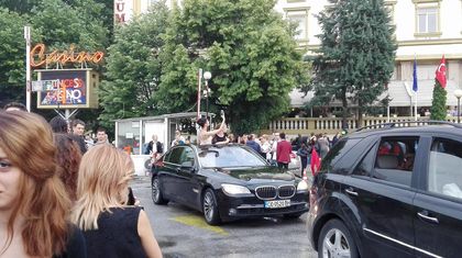 Абитуриентки пред Тримона не изпускат бутилка и за миг (СНИМКИ)