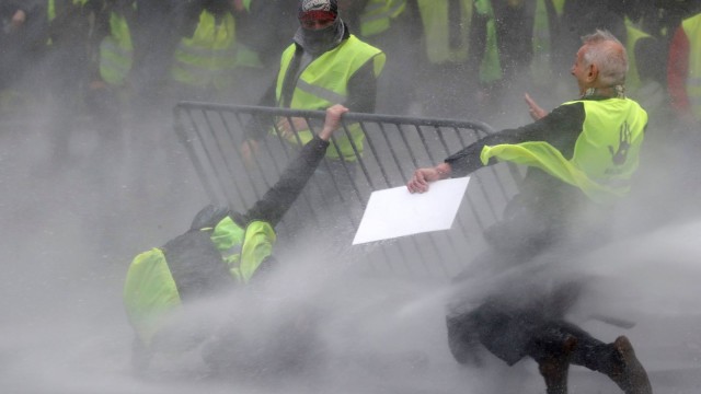 Полицията задържа десетки на протест на „жълтите жилетки” в Брюксел