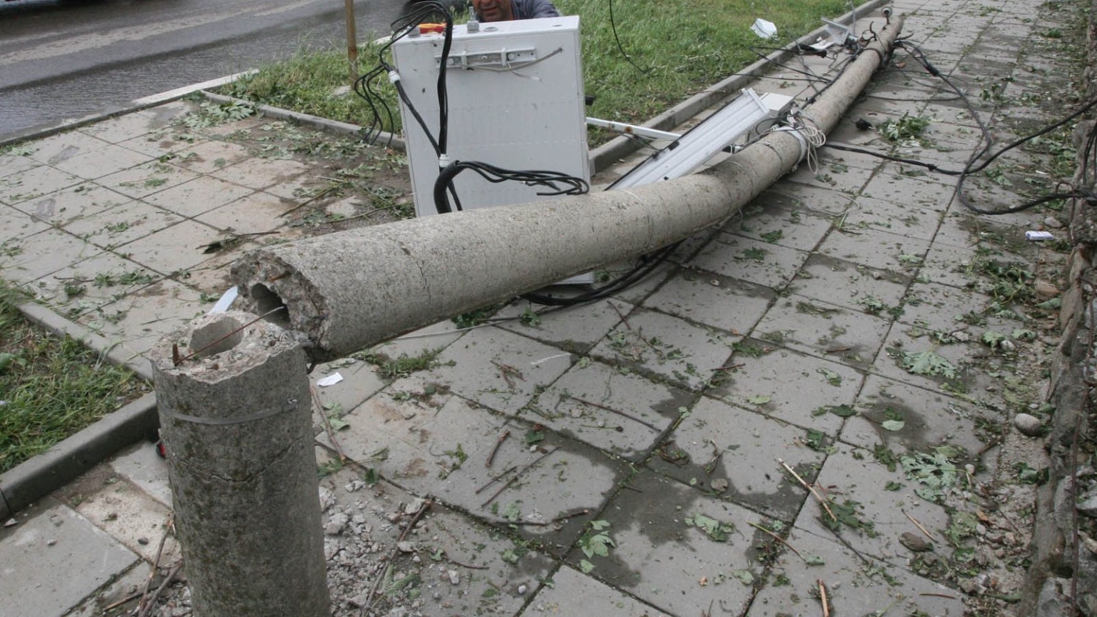 Силният вятър помете покриви и електрически стълбове в Асеновград