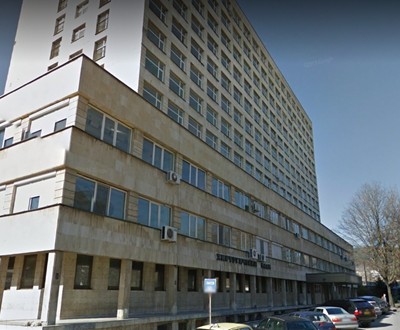 Кола се блъсна челно в дърво край Шумен, трима са пострадали