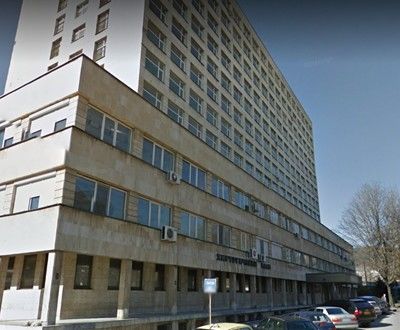 Кола се блъсна челно в дърво край Шумен, трима са пострадали