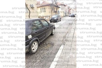Асфалтът върху разкопаната за минералния водопровод улица към Джамията зейна в огромни дупки, кой общински чиновник прие обекта и кой ще плаща за повторен ремонт?!