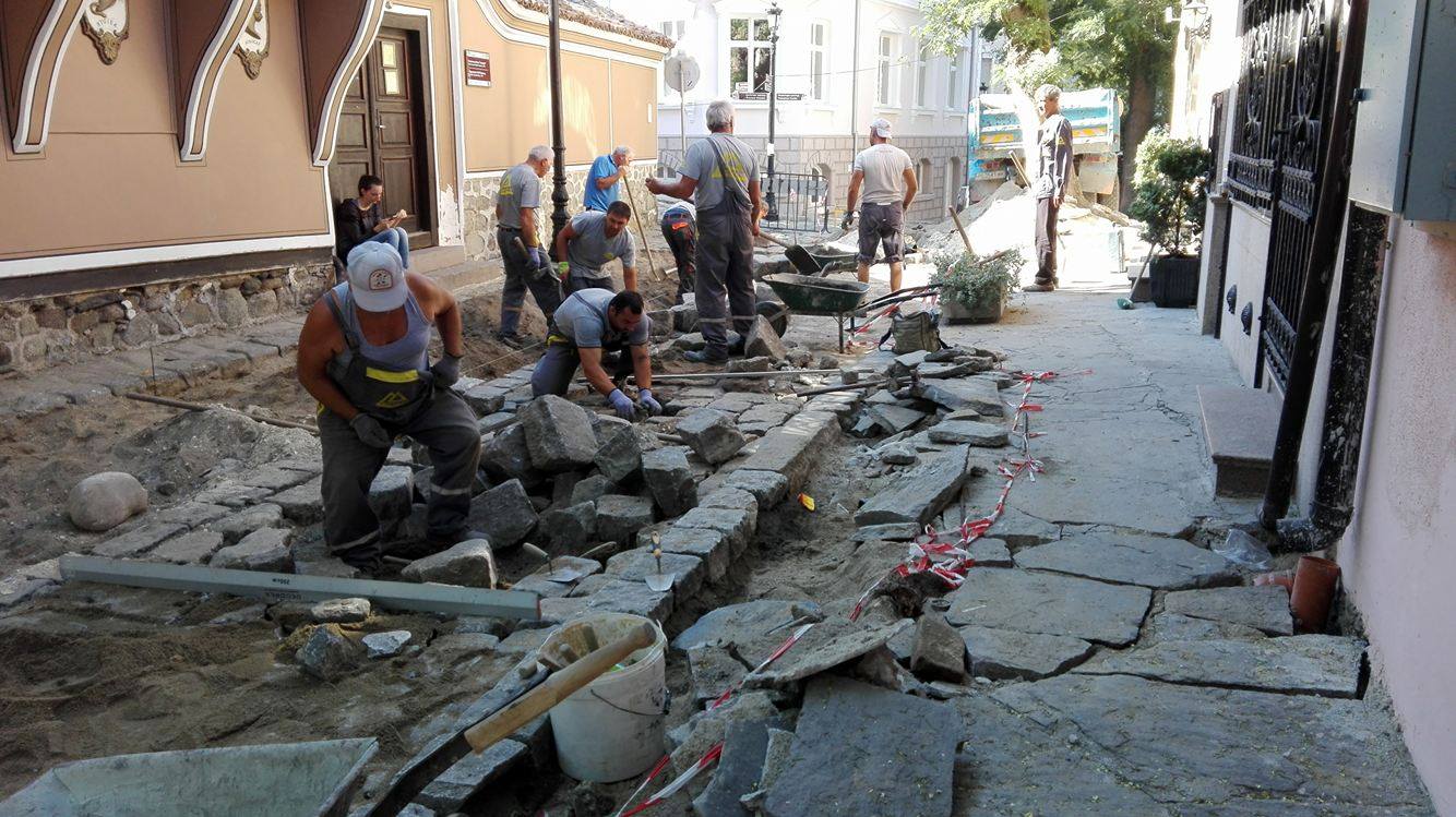 Спряха движението по улица в Стария град на Пловдив заради ремонт на калдъръмената настилка СНИМКИ