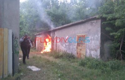 ЕКСКЛУЗИВНИ СНИМКИ и ВИДЕО: Сграда горя на Лаута!!! Постройката се ползвала от футболния и волейболния клуб!