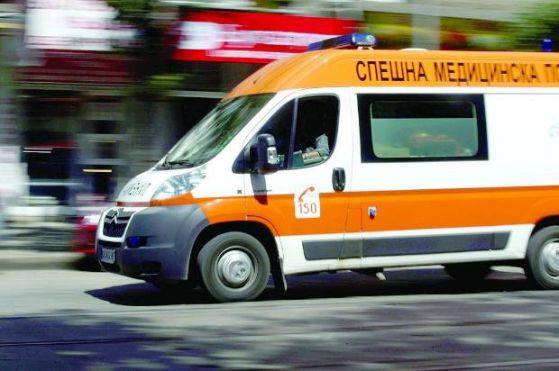 Кола отнесе жена на оживено кръстовище в София