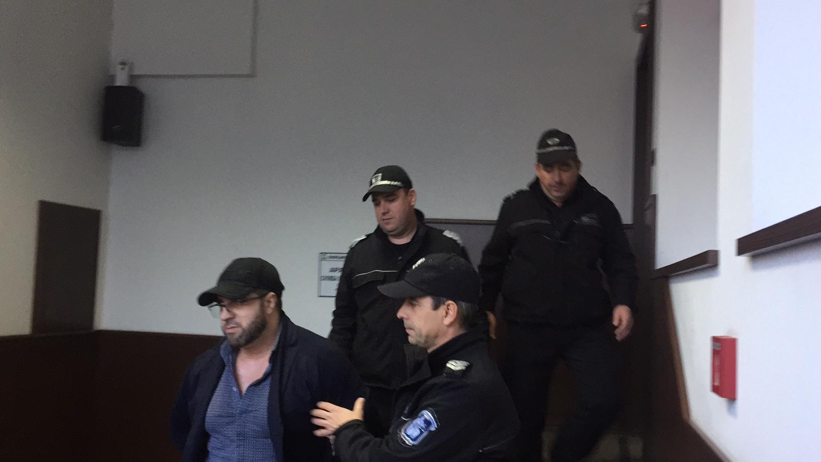 Пеньо Мангъров - Чешкия влезе с усмивка и белезници в съда в Пловдив!