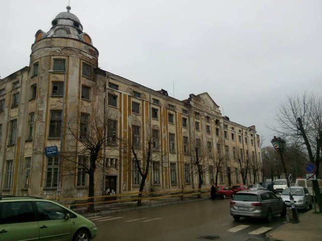 И в Харманли като в Пловдив: Събориха склад, спорят паметник ли е