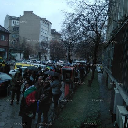 Шестима от протестиращите пчелари влязоха в сградата на МЗХГ, за да внесат декларация от протеста