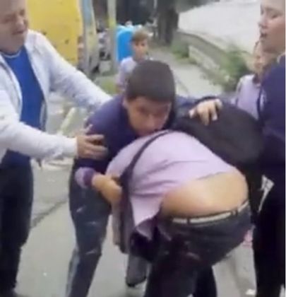 Жесток побой между деца в училищен автобус, учителките си пушат спокойно (СНИМКИ)