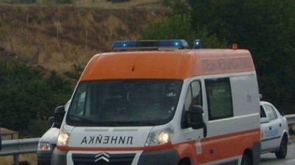 Камион удари автобус с деца край Казанлък