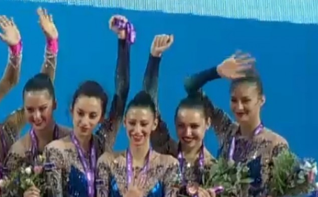 Трогателно: Златните момичета вдигнаха високо медала за Цвети! Носят й го!