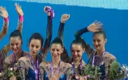 Трогателно: Златните момичета вдигнаха високо медала за Цвети! Носят й го!