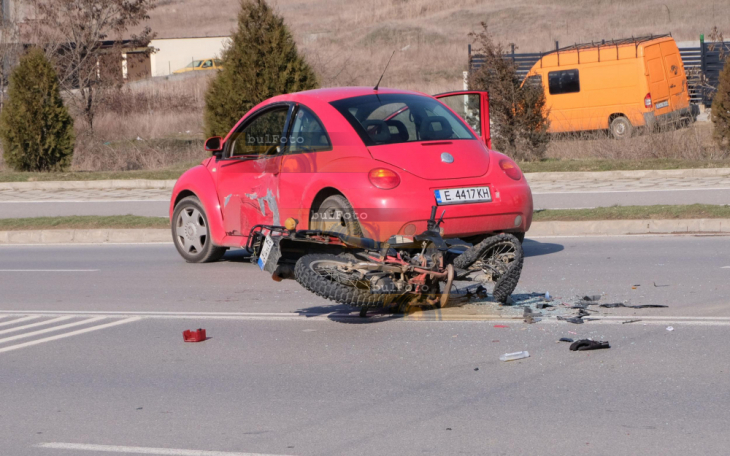 Каските на мотористите от зверската катастрофа в Благоевград изхвърчали на метри от удара (СНИМКИ)