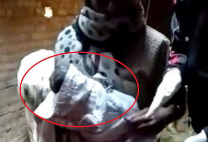Полицаи спасиха като по чудо бебе висящо на пъпната си връв от обесената си майка (СНИМКИ 18+)