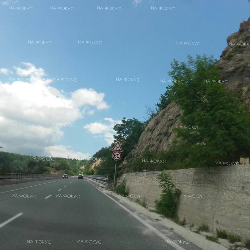 Разград: Временно движението по път I-2 Русе - Разград се осъществява в една лента в отсечката Езерче - Осенец поради аварирал товарен камион