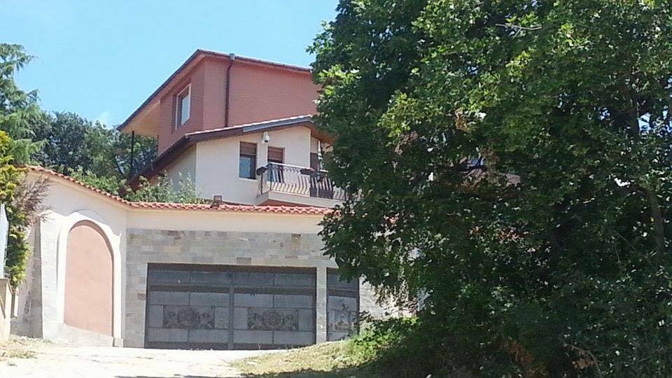 Ето я страховитата крепост на Митьо Очите край Несебър - въоръжени пазят палата му денонощно (Видео и снимки)