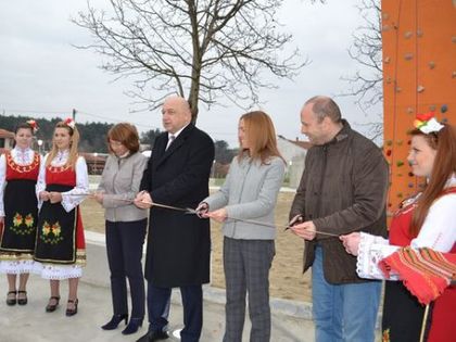 Кралев откри спортна площадка в Казанлък