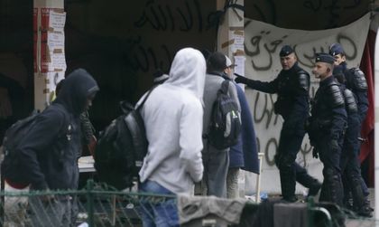 Изведоха принудително 300 мигранти от строящо се училище в Париж