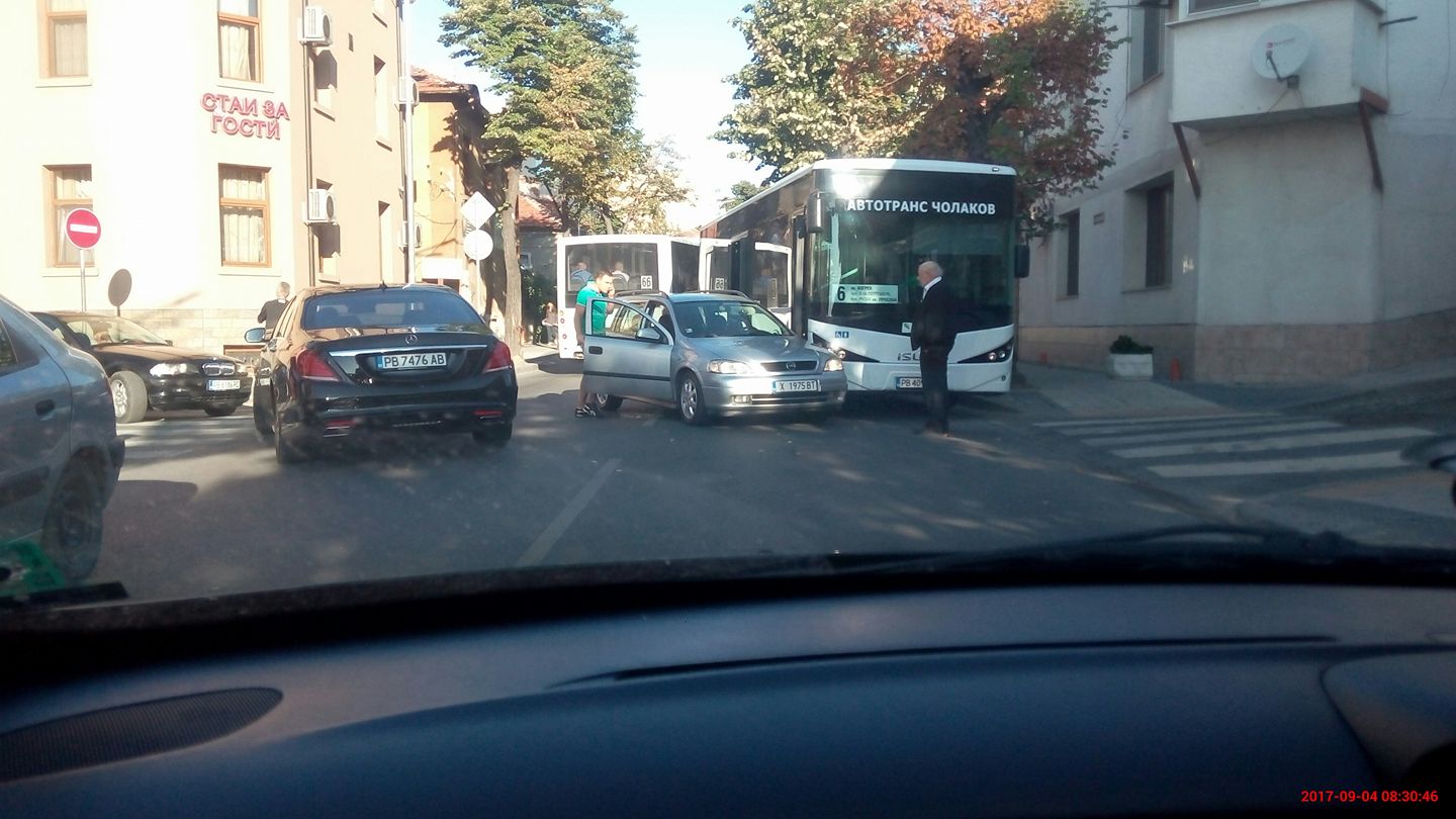 Случи се! Автобус и кола се блъснаха на Гладстон! (СНИМКА)