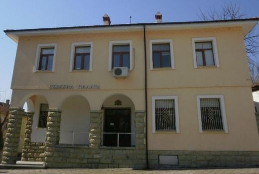 Момиченце отиде на гости при баба и… го направиха „булка”
