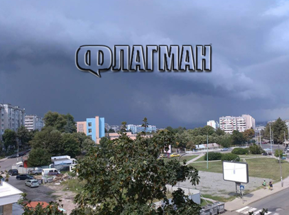 Лятна буря „нападна“ Бургас, за минути над града се изсипа страшен дъжд (СНИМКИ/ВИДЕО)