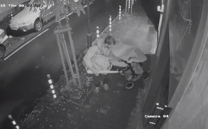 Крадец задигна количка на 2-годишни близначета! Виждали ли сте го? ВИДЕО
