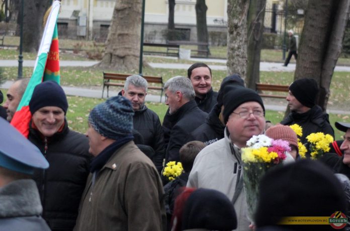 Шефове, треньори, футболисти и юноши на Ботев Пд почетоха патрона на клуба