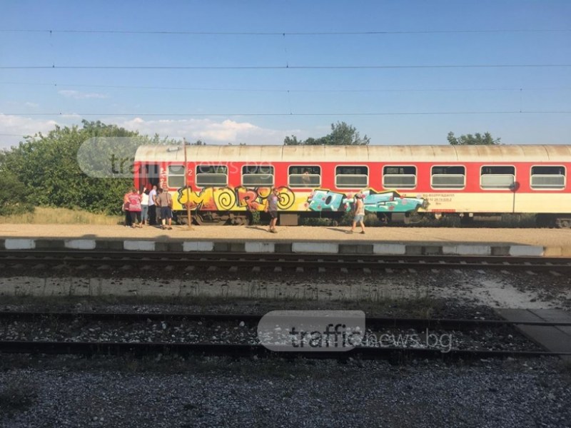 Гаджето на девойката, хвърлила се пред влак край Пловдив, скочило след нея