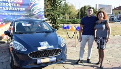 Полицаи съставиха акт на късметлии, спечелили кола от тотото