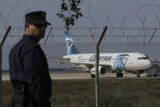 Заложническата драма в Кипър: Похитителите на самолета освободиха египтяните! (ВИДЕО)