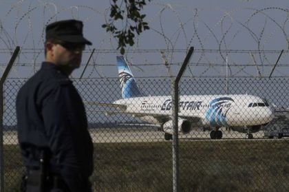 Заложническата драма в Кипър: Похитителите на самолета освободиха египтяните! (ВИДЕО)