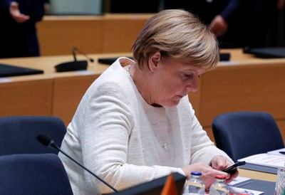 Партията на Меркел стигна ново електорално дъно в Германия