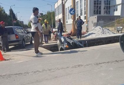 Ужас насред Велико Търново! Кола падна в изкоп за магистрален топлопровод (ЗРЕЛИЩНИ СНИМКИ)