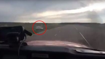 Самолет се размина на косъм от сблъсък с кола (ВИДЕО)