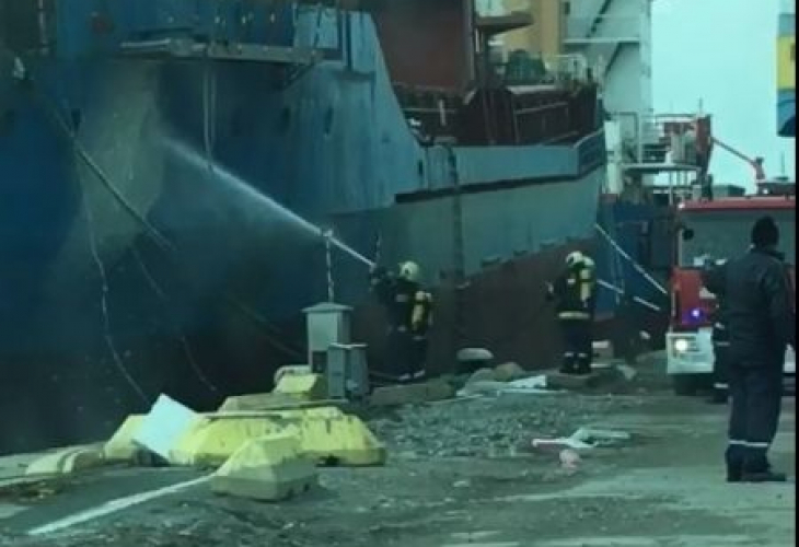 Арестуваният кораб Lady Bo пламна на бургаското пристанище! Има бедстващи моряци (ВИДЕО)