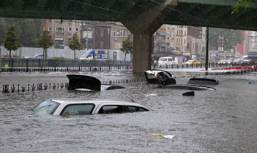 Бедствие! Щетите от наводнението в Истанбул ще струват най-малко 200 млн.!