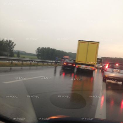 АПИ: Временно се ограничава движението по път I-1 Видин - Враца по околовръстния път на Монтана, при км 111 в платното, в посока Враца, поради катастрофирал ТИР