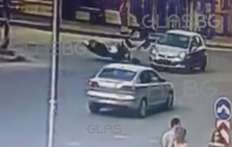 ВИДЕО: Поредният моторист-самоубиец бе пометен от преминала на червено кола в Пловдив! Кой е по-виновен?