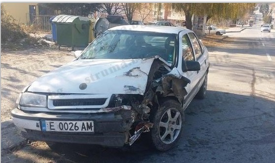 Каскада в Сандански: Водач не спря на палка, заби се с мръсна газ в дърво