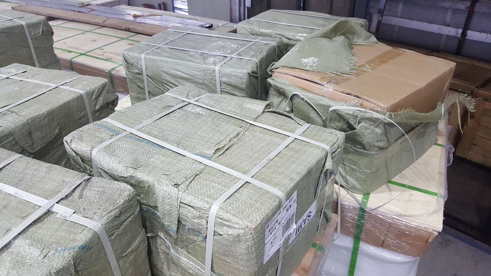 Митница Пловдив задържаха близо 30 тона материали за производство на нелегални цигари