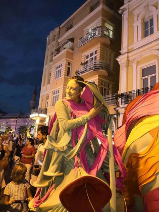 Гигантска богомолка от приказките се скри в сърцето на Пловдив