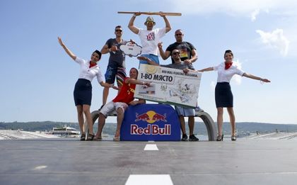„Самолето-носачи-J“ преодоляват гравитацията с общи усилия в първия Red Bull Flugtag