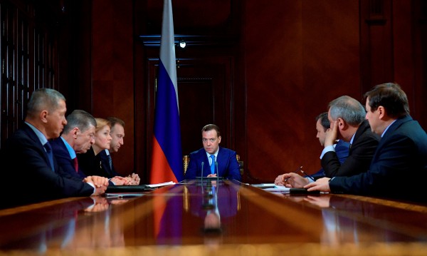 Медведев готви мерки за подкрепа на руски фирми