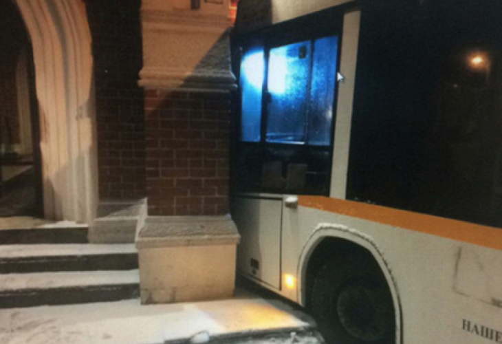 Автобус се вряза в резиденцията на Путин
